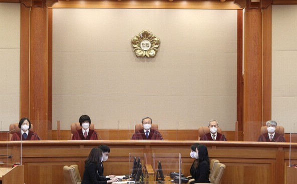 유남석 헌법재판소장(가운데)과 재판관들이 22일 오후 헌법재판소 대심판정에서 열린 권한쟁의심판·위헌법률심판 사건에 대한 선고를 하고 있다. (사진=뉴스1)