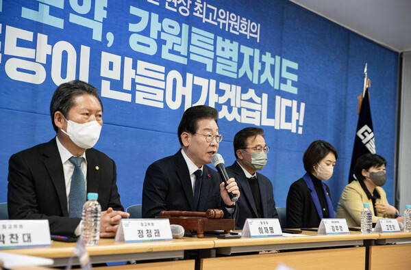 이재명 더불어민주당 대표가 23일 오전 강원도 춘천시 온의동 더불어민주당 강원도당에서 열린 최고위원회의에서 발언을 하고 있다. (사진=뉴스1)