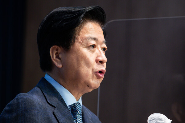 노웅래 더불어민주당 의원이 14일 서울 여의도 국회 소통관에서 기자회견을 열고 뇌물수수 혐의를 부인하고 있다. (사진=뉴스1)