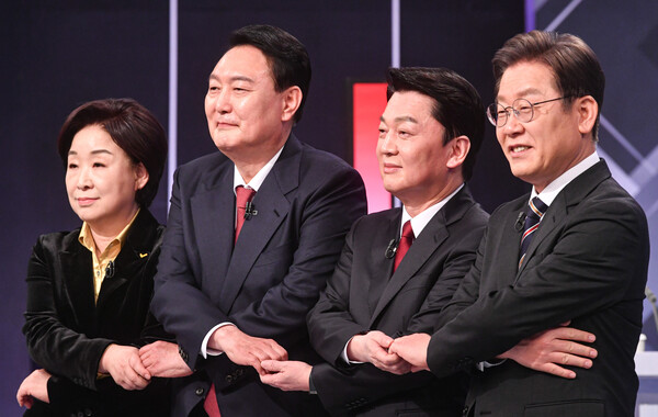 제20대 대통령 선거를 일주일 앞둔 3월 2일 왼쪽부터 심상정 정의당 ·윤석열 국민의힘 ·안철수 국민의당 ·이재명 더불어민주당 후보가 KBS 중앙선거방송토론위원회 토론에 앞서 기념촬영을 하고 있다. (사진=뉴스1)