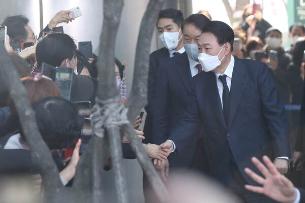 윤석열 대통령이 3월 10일 오전 제20대 대통령으로 당선된 뒤 서울 서초구 자택에서 나와 국립현충원으로 향하기 전 지지자들의 축하를 받고 있다. (사진=뉴스1)