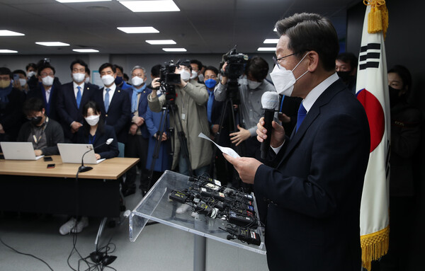 이재명 더불어민주당 대선 후보가 3월 10일 새벽 서울 여의도 중앙당사에서 20대 대통령 선거 패배 선언을 하고 있다. (사진=뉴스1)