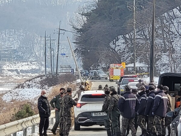 북한 무인기 대응 작전에 투입된 공군 제8전투비행단 KA-1 공격기가 26일 오전 11시 40분쯤 강원 횡성군 횡성읍 반곡리의 한 농지에  추락하자, 공군이 현장을 통제하고 있다. (사진=뉴스1)