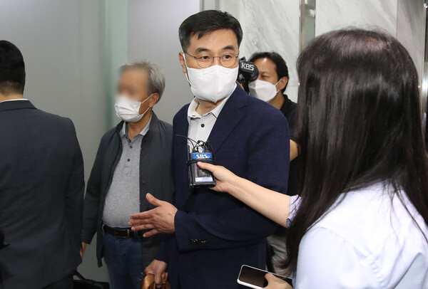 전익수 공군 법무실장이 8월 27일 서울 서대문구 미근동에 마련된 고(故) 이예람 중사 사건 안미영 특검팀 사무실에 출석하며 취재진 질문을 받고 있다. (사진=뉴스1)