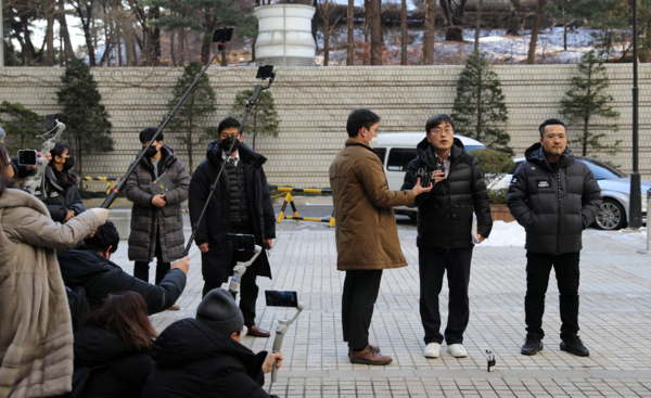 유튜브 매체 '더탐사'의 강진구 대표가 29일 오후 서울 서초구 서울중앙지방법원에서 열린 구속 전 피의자 심문(영장실질심사)에 출석하기 전 입장을 밝히고 있다. (사진=뉴스1)