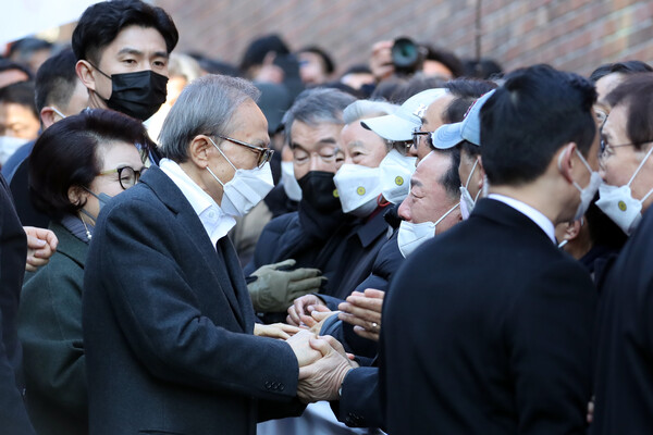 이명박 전 대통령이 30일 오후 서울 강남구 논현동 사저에 도착한 뒤 측근 및 지지자들과 악수를 하고 있다.(사진=뉴스1)