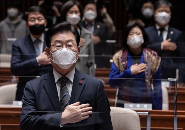 이재명 더불어민주당 대표가 6일 오후 국회에서 열린 민주당 의원총회에서 국민의례를 하고 있다. (사진=뉴스1)