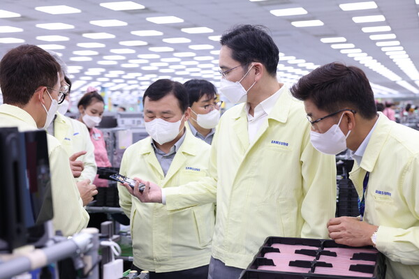 이재용 삼성전자 회장이 지난해 12월 22일(현지시간) 베트남 하노이 인근의 삼성전자 법인(SEV)을 방문, 스마트폰 생산 공장을 점검하고 있다.(사진=뉴스1 / 삼성전자)