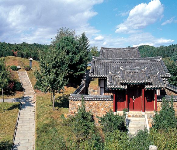 경기 안산시 일동에 위치한 이익 선생의 사당(오른쪽).