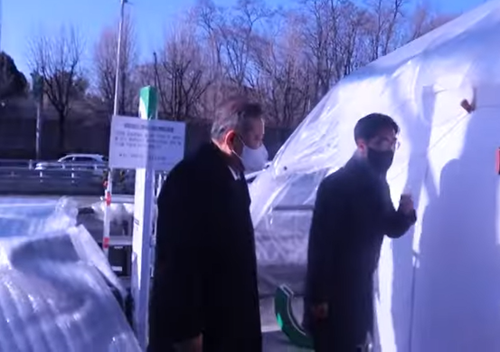 이상민 행정안전부 장관과 보좌관이 21일 오 이태원 참사 희생자 시민분향소를 기습 방문, 유가족을 찾으러 유가족 텐트를 허락없이 들춰보고 있다. (사진=오마이뉴스 유튜브 캡처) 