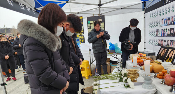 설날인 22일 전북 전주시에서도 이태원 참사 전북시민대책위원회 관계자와 유가족들이 전주시 풍남문광장 분향소에 이태원 참사 희생자를 기리는 차례상을 준비하고 합동 차례를 지내고 있다. (사진=뉴스1)