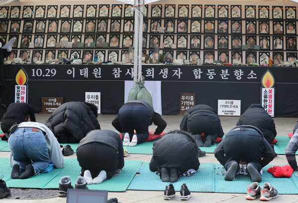 이태원 참사 100일 집중추모주간인 31일 오전 서울 용산구 녹사평역 인근에 마련된 10·29 합동분향소에서 유가족들과 시민들이 희생자들의 평안한 안식을 기원하는 159배를 하고 있다. (사진=뉴스1)