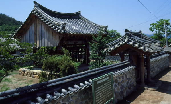 전남 화순군 능주면에 위치한 조광조의 적려유허비. 조광조는 이곳에 유배당한 뒤 사약을 받았다. (출처=한국민족문화대백과 사전/ 한국학중앙연구원) 