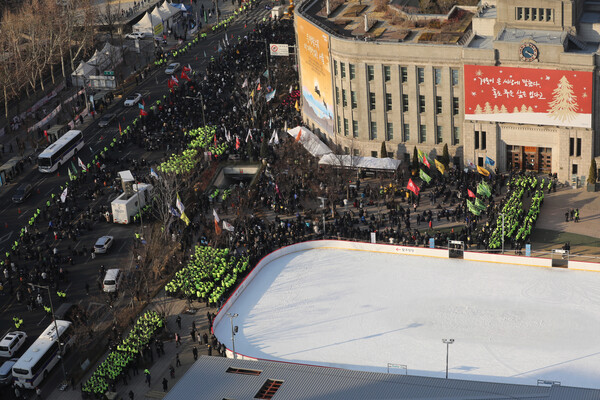 이태원 참사 유가족들이 서울 중구 서울광장에 희생자 시민분향소를 설치한 뒤 경찰이 주변을 에워싸고 있다. (사진-뉴스1)