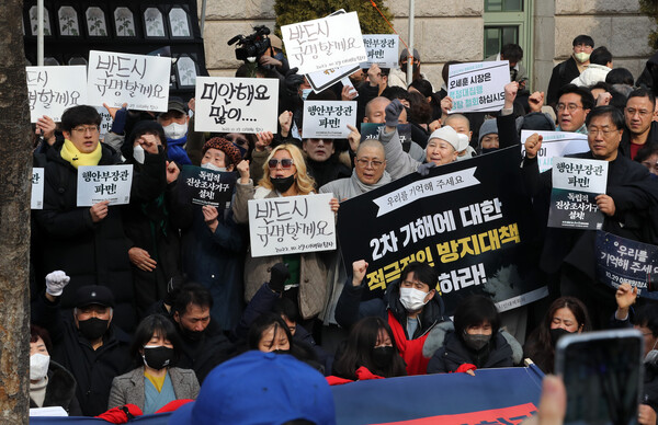 이태원 참사 유가족협의회와 시민대책회의 회원들이 6일 오후 서울시청 앞에 마련된 시민합동분향소에서 열린 기자회견에서 분향소 철거 시도하는 서울시를 규탄한다는 구호를 외치고 있다. (사진=뉴스1)