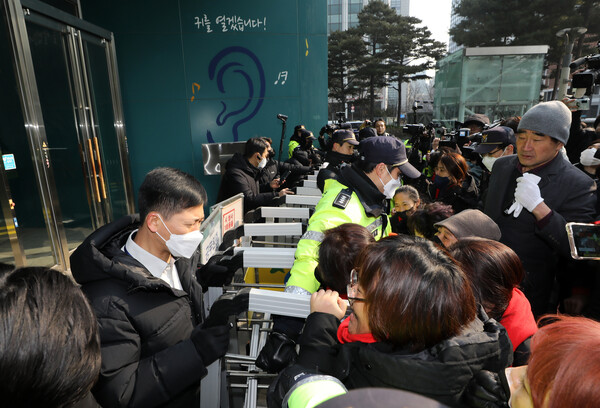 이태원 참사 유가족들이 6일 오세훈 서울시장과의 면담 등을 요구하며 서울시 청사로 들어가려다 제지하는 시 관계자 및 경찰들과 대치하고 있다. (사진=뉴스1)