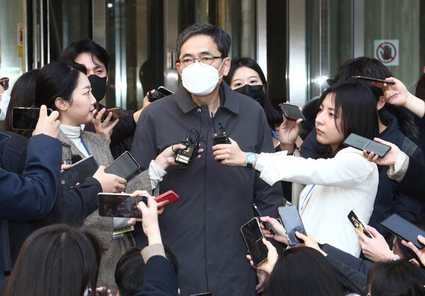 곽상도 전 의원이 8일 오후 서울중앙지방법원에서 열린 대장동 개발 사업 로비·특혜 의혹 관련 1심 선고 공판을 마친 뒤 법정을 나서며 취재진의 질문을 받고 있다. (사진=뉴스1)