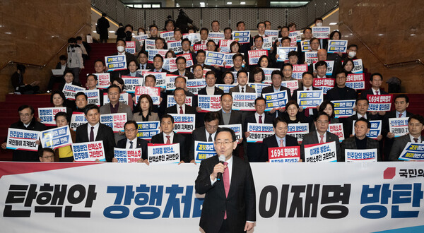 이상민 행정안전부 장관의 탄핵소추안이 국회 본회의에서 통과된 8일 오후 국민의힘 의원들이 국회 로텐더홀에서 규탄대회를 갖고 있다. (사진=뉴스1)