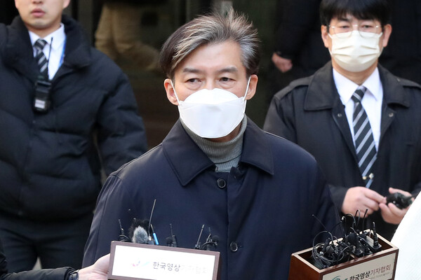 자녀 입시비리와 유재수 전 부산시 경제부시장 감찰 무마 혐의로 재판에 넘겨진 조국 전 법무부 장관이 3일 오후 서울 서초구 서울지방법원에서 열린 1심 선고 공판에서 징역 2년을 선고 받은 뒤 법원을 나서고 있다.