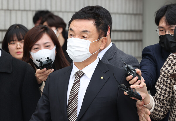 권오수 도이치모터스 전 회장이 10일 오전 서울 서초구 서울중앙지방법원에서 열린 1심 선고 공판에서 징역 2년에 집행유예 3년과 벌금 3억원을 선고 받은 뒤 법원을 나서고 있다. (사진=뉴스1)