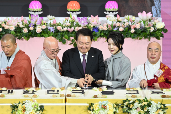 윤석열 대통령과 김건희 여사가 지난 6일 서울 강남구 코엑스에서 열린 불기 2567년 대한민국 불교도 신년대법회에서 떡 케이크를 자르고 있다. (사진=뉴스1)