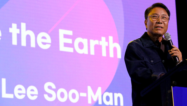 이수만 SM엔터테인먼트 전 총괄 프로듀서가 지난 14일 서울 용산구 그랜드하얏트호텔에서 열린 한·몽 경제인 만찬에 참석해 기조연설을 하고 있다. (사진=뉴스1)