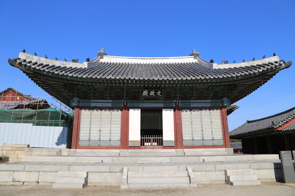 창경궁 문정전. 영조는 문정전 앞 마당에서 사도세자에게 자결을 명했다. 