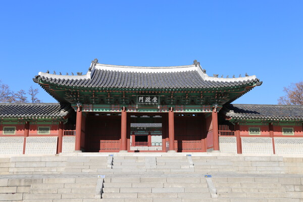 정조가 즉위한 경희궁 숭정문