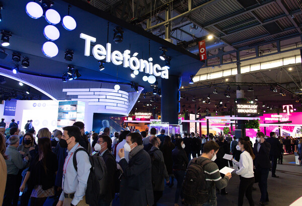 지난해 3월 3일(현지시간)  세계 최대 이동통신 전시회 '모바일월드콩그레스(MWC) 2022'가 열린 스페인 바르셀로나 피라그란비아 전시장이 참관객들로 붐비고 있다. (사진=뉴스1)