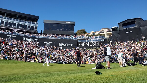 VIP 박스를 배경으로 4라운드 18번홀에서 마지막 퍼팅을 앞둔 타이거 우즈가 라이를 읽기 위해 그린을 걸어가고 있다. (리비에라CC=봉화식 객원특파원) 