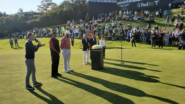 18번홀 그린에서 시상식 사회자가 타이거 우즈-우승자 욘 람-정의선 현대차 회장-호세 무뇨스 현대차 북미지역 사장-리비에라CC 여주인 와타나베 여사(왼쪽부터)를 차례로 소개하고 있다. (리비에라CC=봉화식 객원특파원)