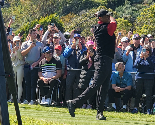 최종 4라운드에서 특유의 붉은 색 상의를 착용한 타이거 우즈가 호쾌한 드라이브 티샷을 날리고 있다. (리비에라CC=봉화식 객원특파원)