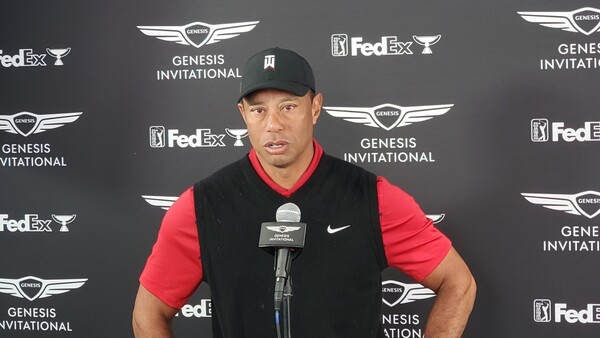 대회 호스트 자격으로 15일 공식 기자회견에 나선 타이거 우즈(오른쪽)가 밝은 표정으로 취재진의 질문에 답하고 있다. (리비에라CC=봉화식 객원특파원)