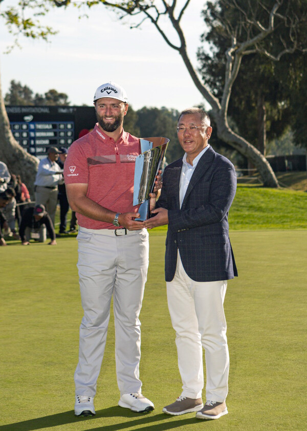 정의선 회장이 우승자 욘 람에게 트로피를 전달하고 있다.