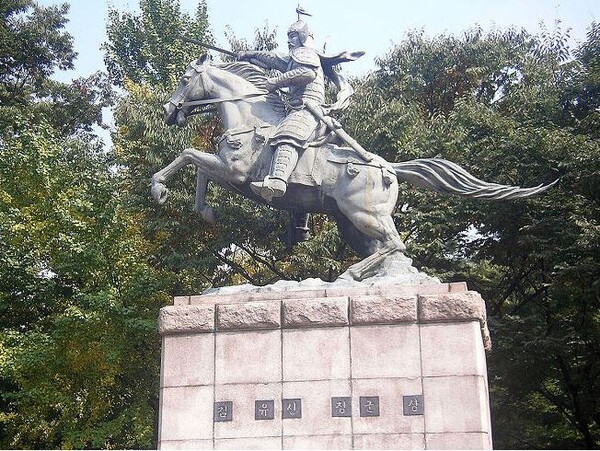 서울 남산공원에 있는 신라 김유신 장군 동상.