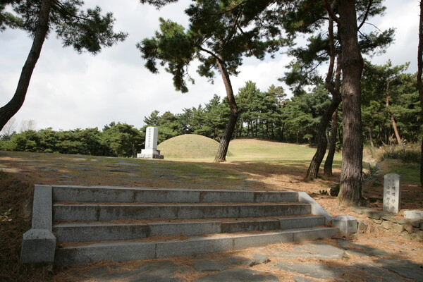 황산벌에 있는 계백장군 묘