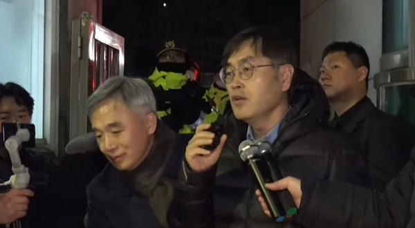 더 탐사 강진구 대표가 22일 밤 구속영장이 기각된 뒤 서울 서초경찰서 앞에서 입장을 밝히고 있다. (사진=더 탐사 유튜브 캡처)