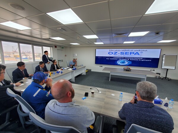 국내 벤처업체 오즈세파 관계자들이 21일(현지시간) 아부다비에서 아랍에미레이트 국영석유회사 애드녹(ADNOC) 관계자들에게 물에서 기름을 분리 회수하는 '유수분리기' 설명을 하고 있다. (사진=오즈세파) 