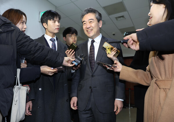 윤희근 경찰청장이 27일 오전 국회에서 열린 정보위원회 전체회의 출석에 앞서 기자들의 질문에 답하고 있다. (사진=뉴스1)