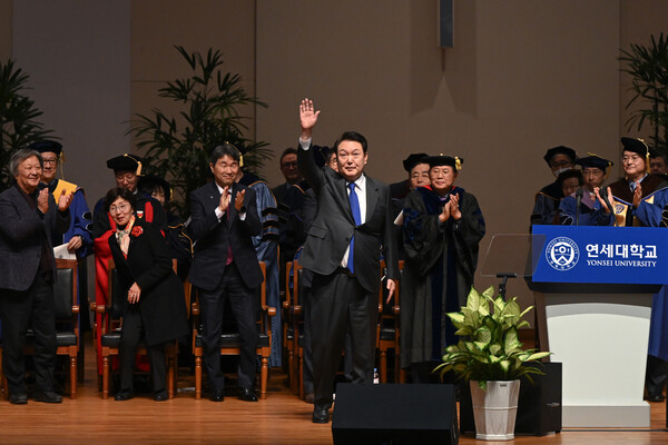 윤석열 대통령이 27일 서울 서대문구 연세대학교에서 열린 2023년 2월 학위수여식에서 손인사를 하고 있다. (사진=뉴스1)