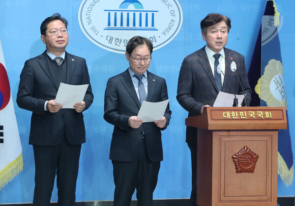 국회 법사위 소속 더불어민주당 기동민(오른쪽) 박범계 김승원(왼쪽) 의원 등이 28일 정순신 변호사의 국가수사본부장 낙마와 관련 한동훈 법무부 장관 '책임론' 을 주장하고 있다. (사진=뉴스1) 