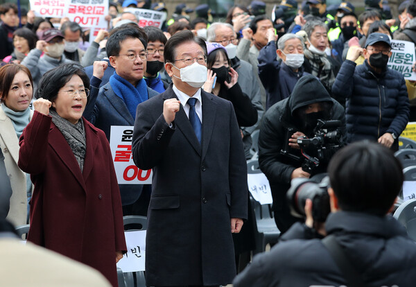 이재명 더불어민주당 대표가 1일 오후 서울 시청시청 앞 광장에서 열린 '제104주년 3.1 범국민대회'에 참석해 구호를 외치고 있다. (사진=뉴스1)
