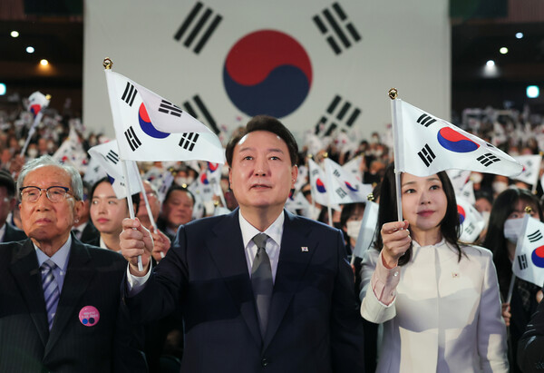 윤석열 대통령과 김건희 여사가 1일 서울 중구 유관순기념관에서 열린 제104주년 3.1절 기념식에서 태극기를 흔들며 노래를 제창하고 있다. (사진=뉴스1)