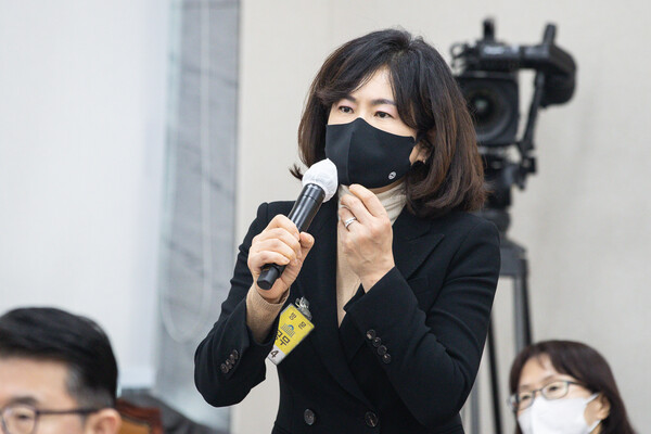 고은정 반포고등학교 교장이 9일 국회에서 열린 교육위원회 전체회의에 참고인으로 출석해 위원들의 질의에 답하고 있다. (사진=뉴스1)