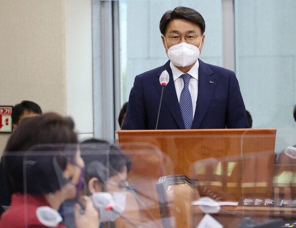 최정우 포스코그룹 회장이지난해 10월 4일 국회 행정안전위원회의 국정감사에 증인으로 나와 답변하고 있다. (사진=뉴스1)