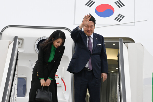윤석열 대통령과 김건희 여사가 지난 17일 1박2일 간의 일본 방문 일정을 마치고 도쿄 하네다 공항에서 공군 1호기에 올라 인사하고 있다. (사진=뉴스1)