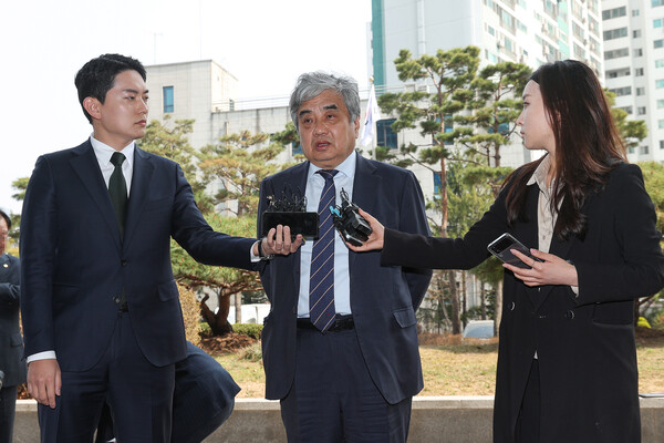 TV조선 재승인 과정에서 점수를 고의로 낮추는 데 관여한 혐의를 받는 한상혁 방송통신위원장이 지난 29일 구속 전 피의자심문(영장실질심사)을 위해 서울 도봉구 서울북부지방법원에 출석하고 있다. (사진=뉴스1)