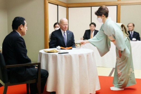 지난해 5월 23일 바이든 대통령이 일본을 방문, 기시다 총리와 환담을 하는 자리에 기시다 유코 여사가 기모노를 입고 바이든에게 차를 대접하고 있다. (사진=일본 내각 홍보실)