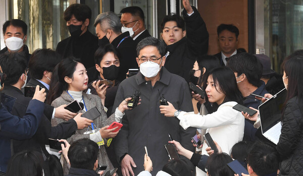 곽상도 전 국민의힘 의원이 지난 2월 8일 서울중앙지방법원에서 '50억 뇌물 무죄' 선고를 받고 난 뒤 취재진들의 질문에 답변하고 있다. (사진=뉴스1)