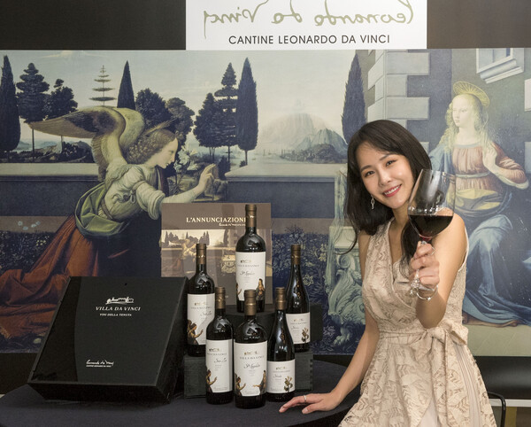 2019년 6월 나라셀라의 모델이 레오나르도 다빈치 서거 500주년을 기념해 예수의 잉태를 소재로 한 다빈치의 명화 '수태고지'를 레이블로 한 슈퍼투스칸 와인 3종을 선보이고 있다. (사진=뉴스1/ 나라셀라)